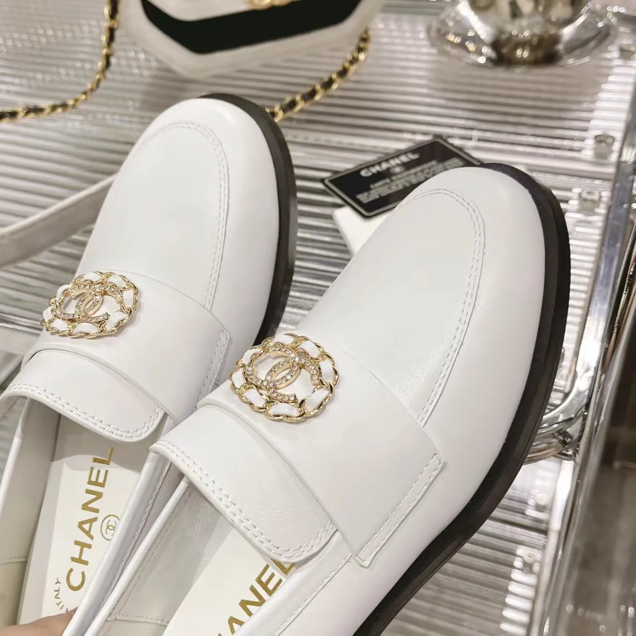 👟👟Ex-factory price 560👟👟Chanel Chanel 22K autumn and winter latest vintage retro double C buckle chain small gold ball loafers Dream Back to Campus series, the same style as the end of the year celebrities, delicate on the feet, invincible and easy to wear, small round toe atmosphere and simplicity, leather upper design, integrated chain with diamond small fragrance logo, very unique.  …………………………………………………… ❶Material: imported first-layer cowhide ➕cow patent leather + sheep leather ❷Lining: sheepskin ❸Feet: sheepskin ❹Outsole: original leather outsole ❺Heel height: 2.5cm ❻Packaging: Original full set of packaging ❼Number: 35-41 (40 41 custom-made, non-returnable) ☀Color: 4 colors